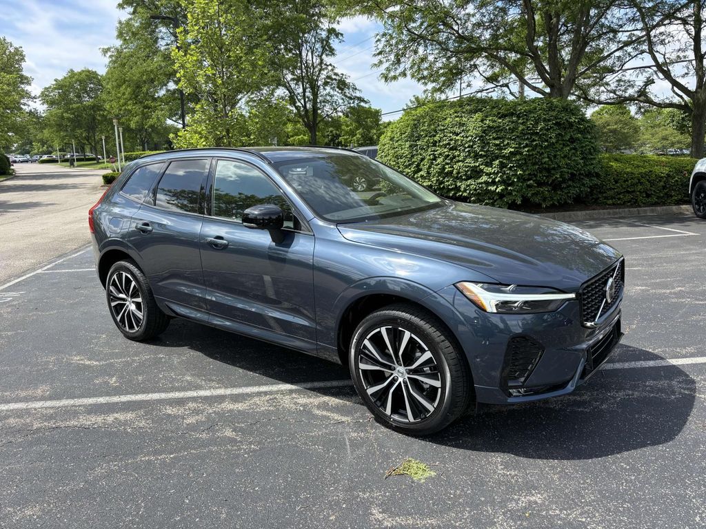 2025 Volvo XC60 Plus's photo