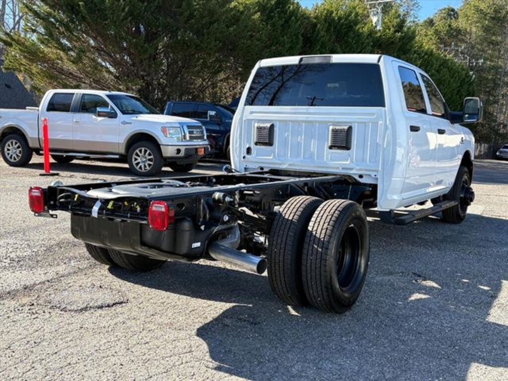 New 2026 Ram 3500 Chassis Cab TRADESMAN CREW 4X4 60' CA Pickup