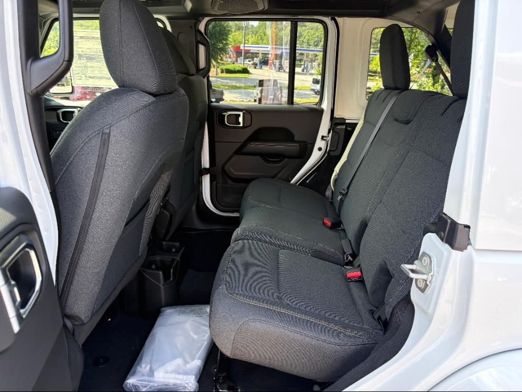 2025 Jeep Wrangler 4-Door Sahara - Photo 11