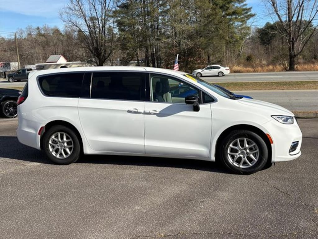 Used 2024 Chrysler Pacifica Touring L Minivan/Van