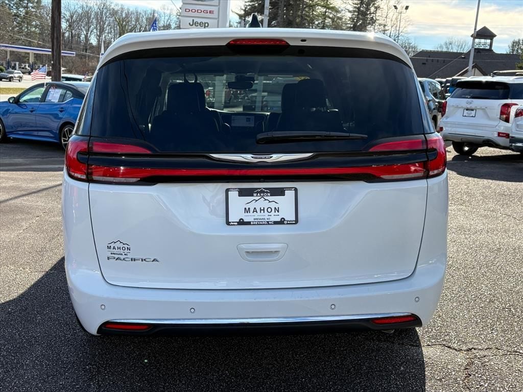 Used 2024 Chrysler Pacifica Touring L Minivan/Van