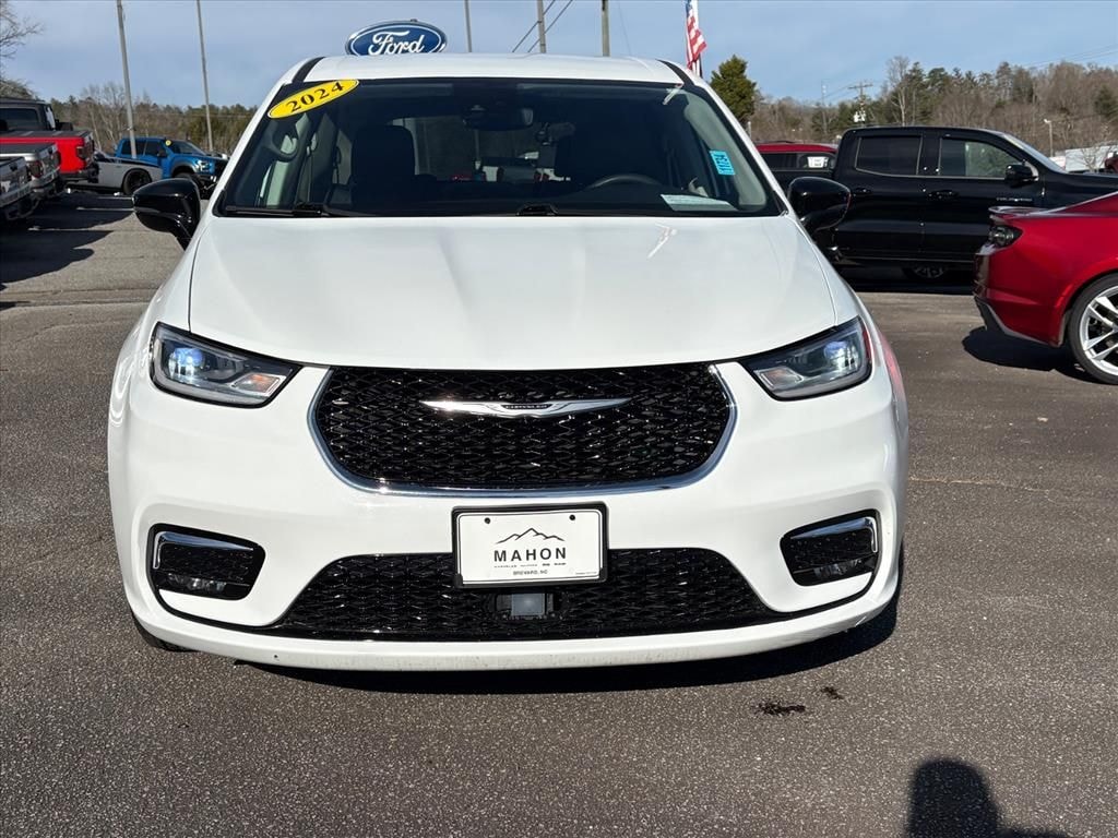 Used 2024 Chrysler Pacifica Touring L Minivan/Van