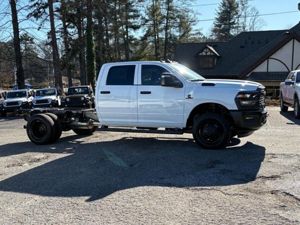 New 2026 Ram 3500 Chassis Cab TRADESMAN CREW 4X4 60' CA Pickup