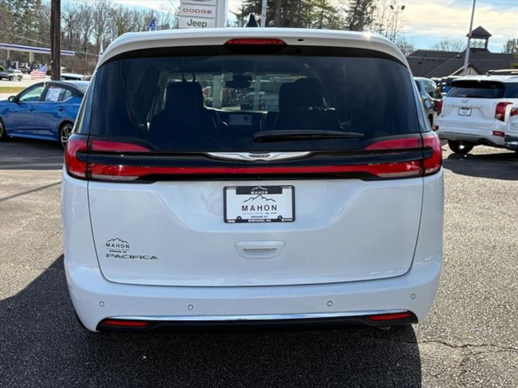 Used 2024 Chrysler Pacifica Touring L Minivan/Van