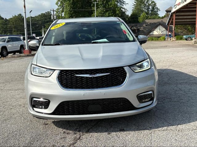 2023 Chrysler Pacifica Touring L photo 2