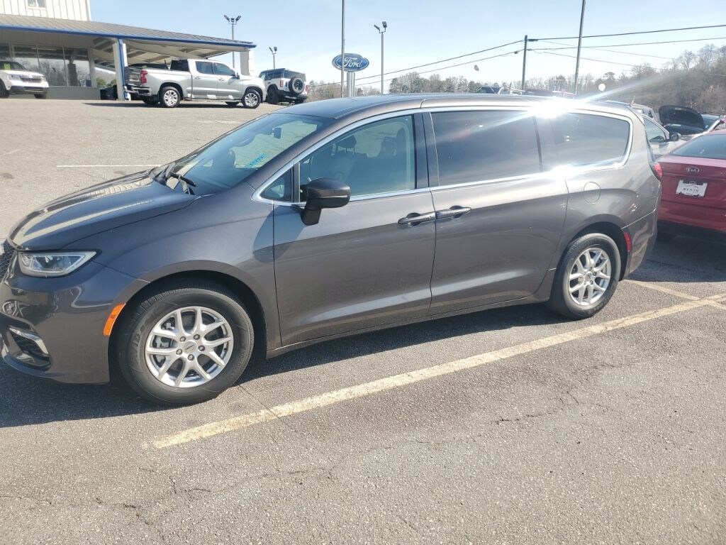 Used 2023 Chrysler Pacifica Touring L Minivan/Van