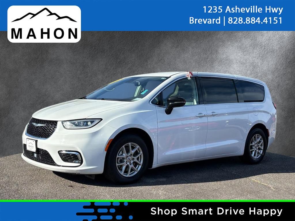 2024 Chrysler Pacifica Touring L's photo