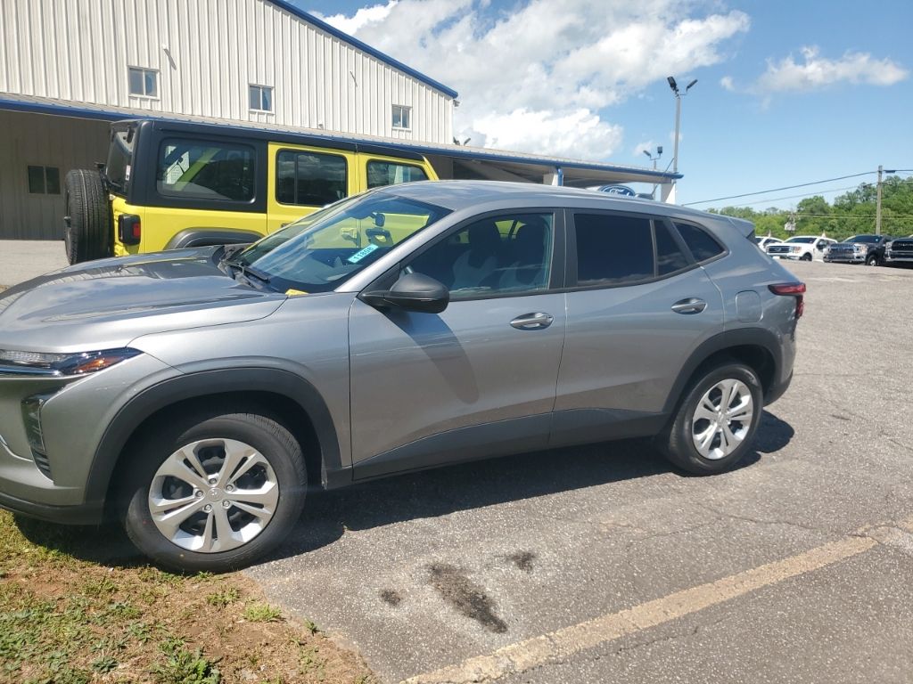 2024 Chevrolet Trax LS's photo