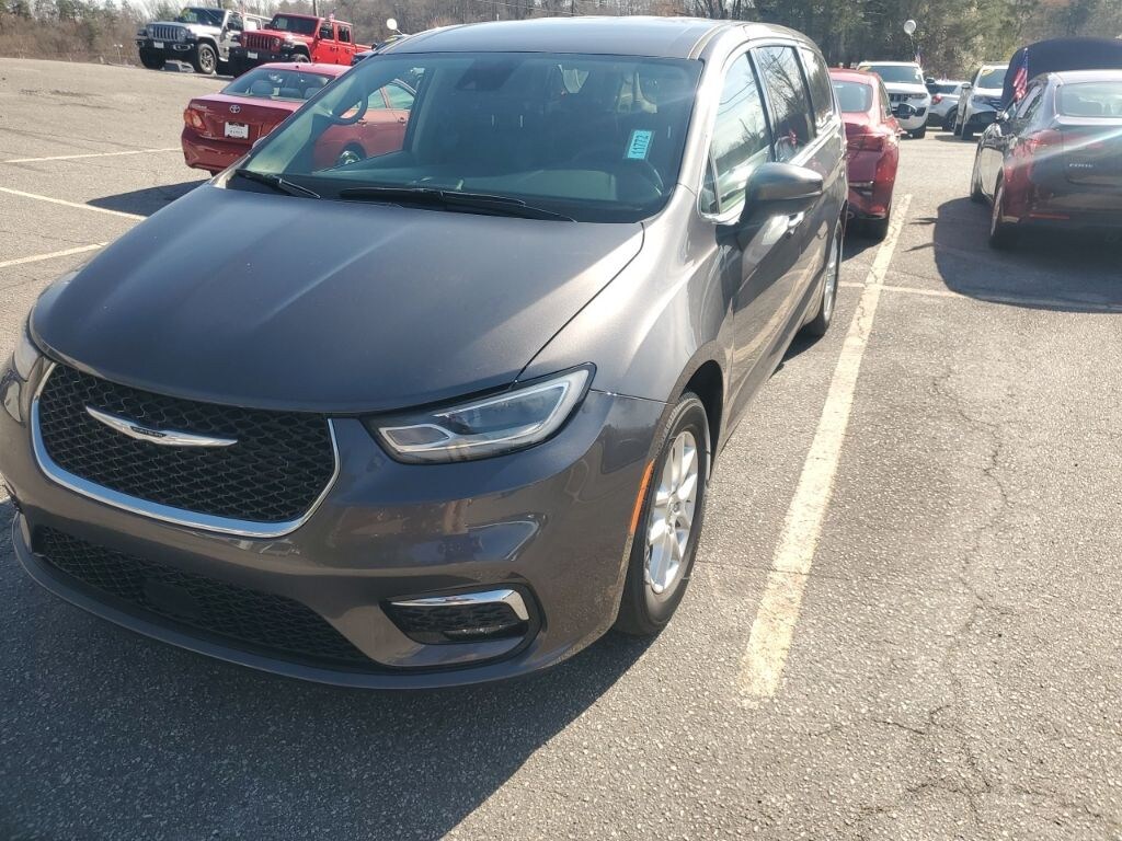 Used 2023 Chrysler Pacifica Touring L Minivan/Van