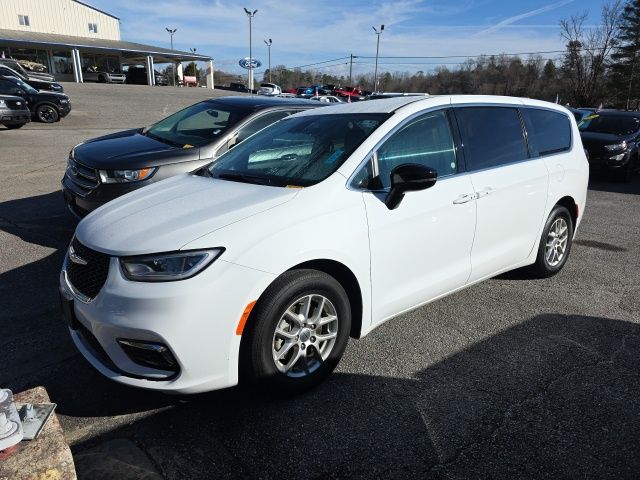 2024 Chrysler Pacifica Touring L's photo