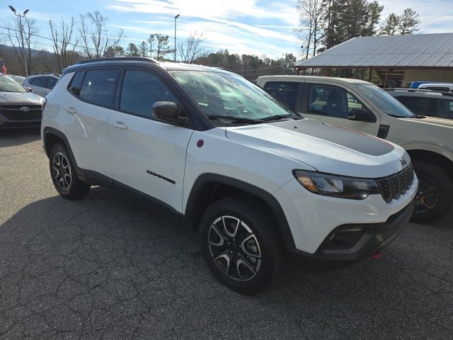 2024 Jeep Compass Trailhawk photo 2