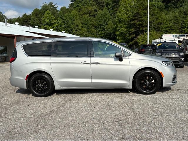 2023 Chrysler Pacifica Touring L photo 3