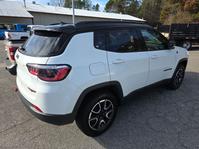 2024 Jeep Compass Trailhawk photo 3