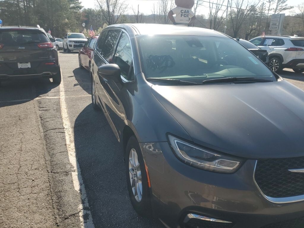 Used 2023 Chrysler Pacifica Touring L Minivan/Van