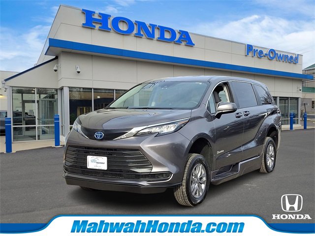 2022 Toyota Sienna LE's photo