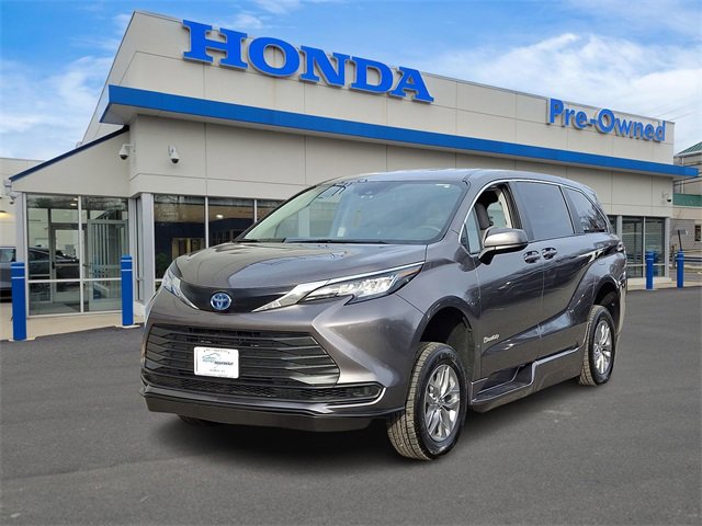 2022 Toyota Sienna LE's photo