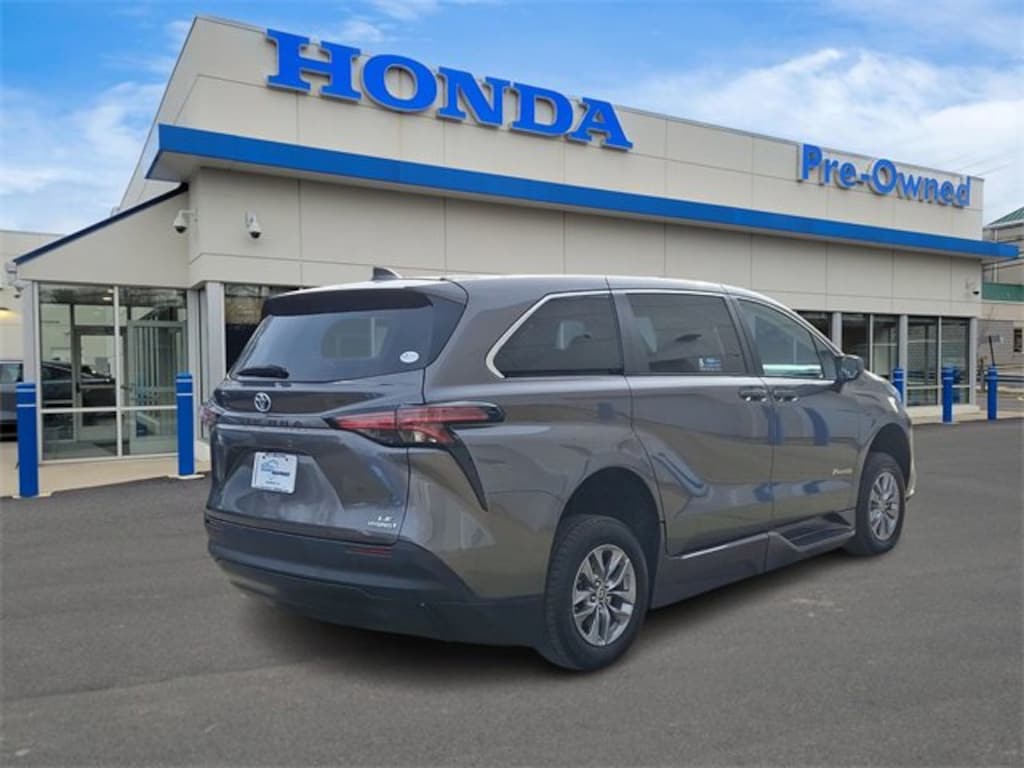 Used 2022 Toyota Sienna LE 8 Passenger Van Passenger Van