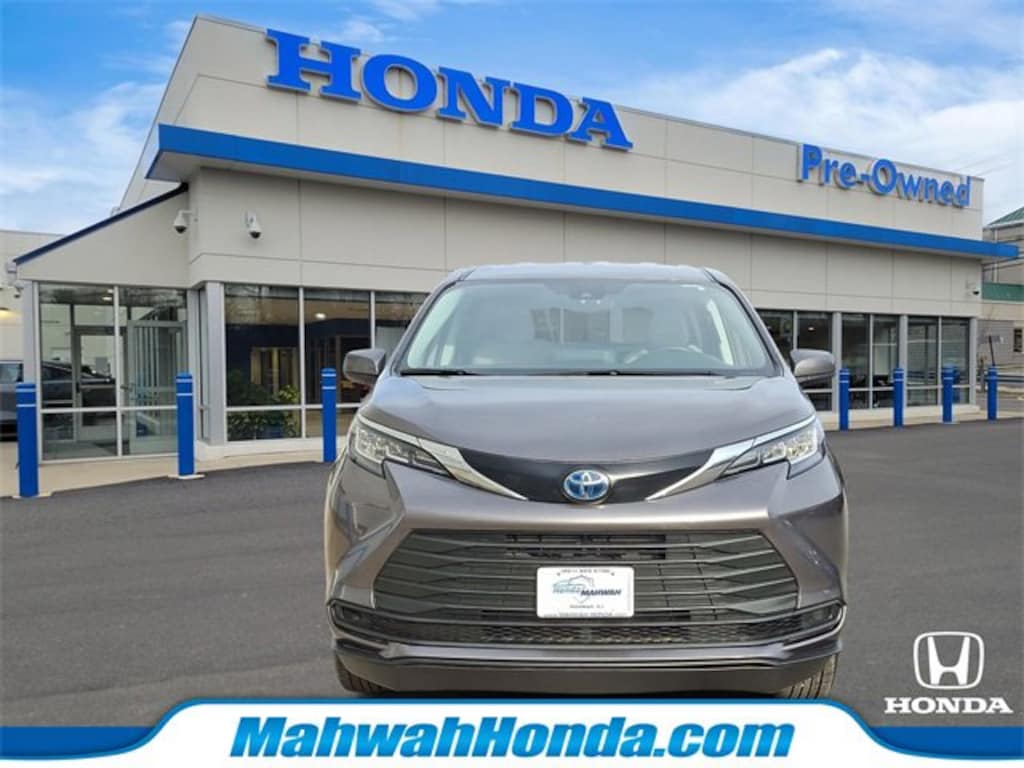 Used 2022 Toyota Sienna LE 8 Passenger Van Passenger Van