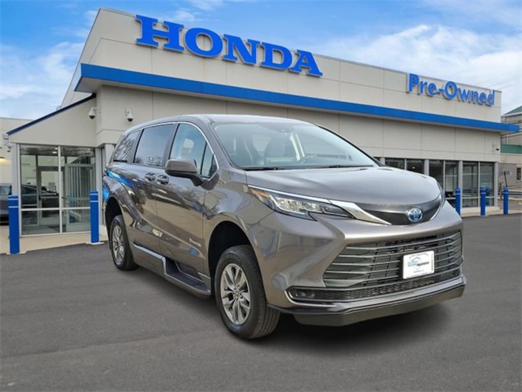 Used 2022 Toyota Sienna LE 8 Passenger Van Passenger Van