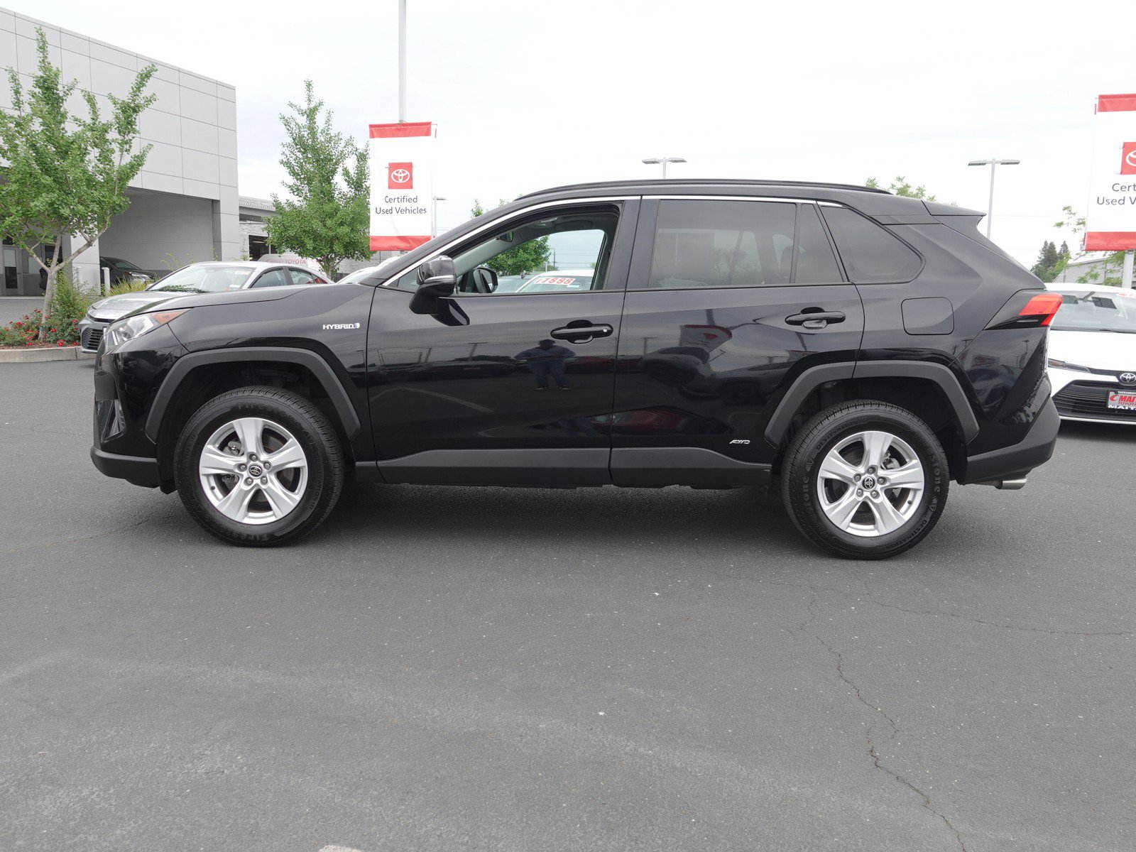 2021 Toyota RAV4 Hybrid XLE photo 6