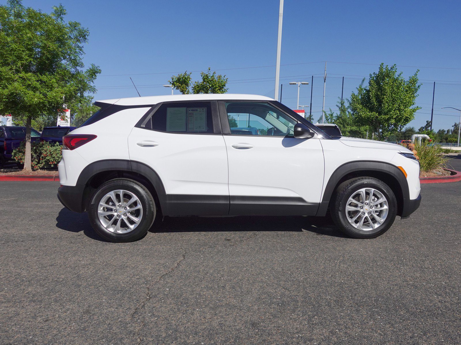 2025 Chevrolet Trailblazer LS photo 2