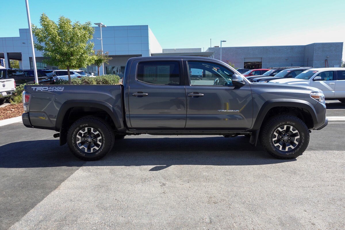 2022 Toyota Tacoma TRD Off-Road photo 2