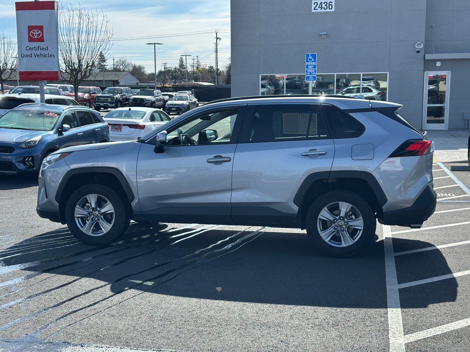 2025 Toyota RAV4 XLE photo 6