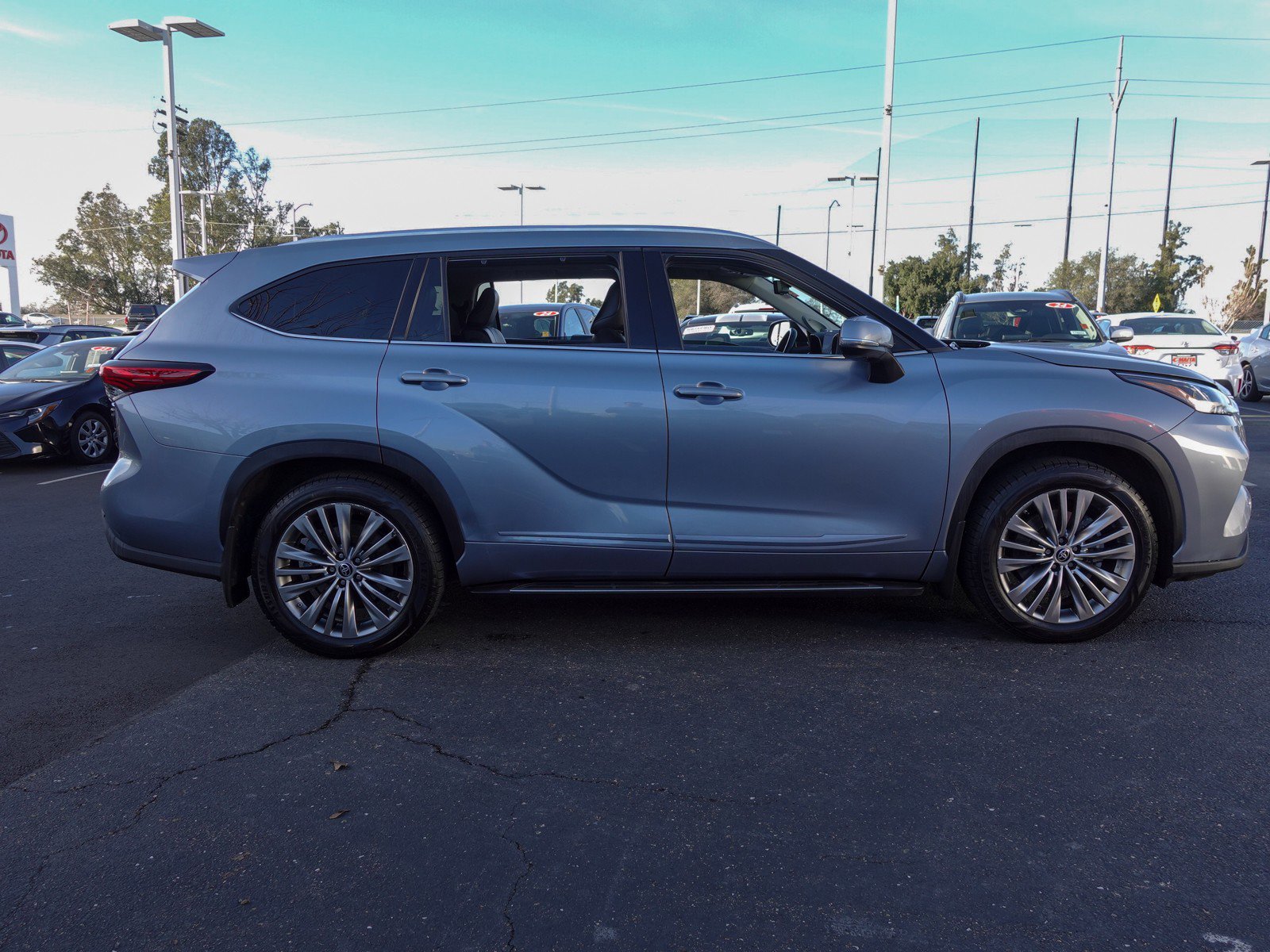 2022 Toyota Highlander Platinum photo 2