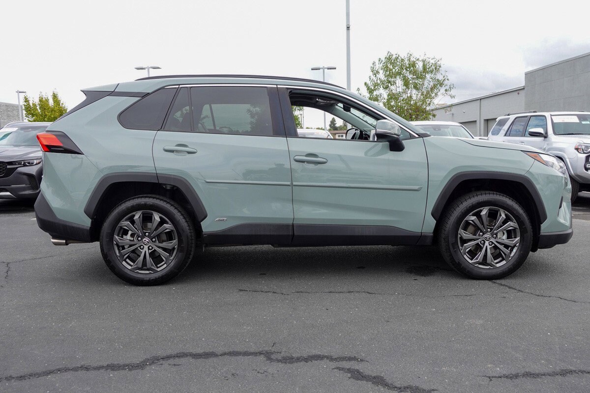 2022 Toyota RAV4 Hybrid XLE Premium photo 2