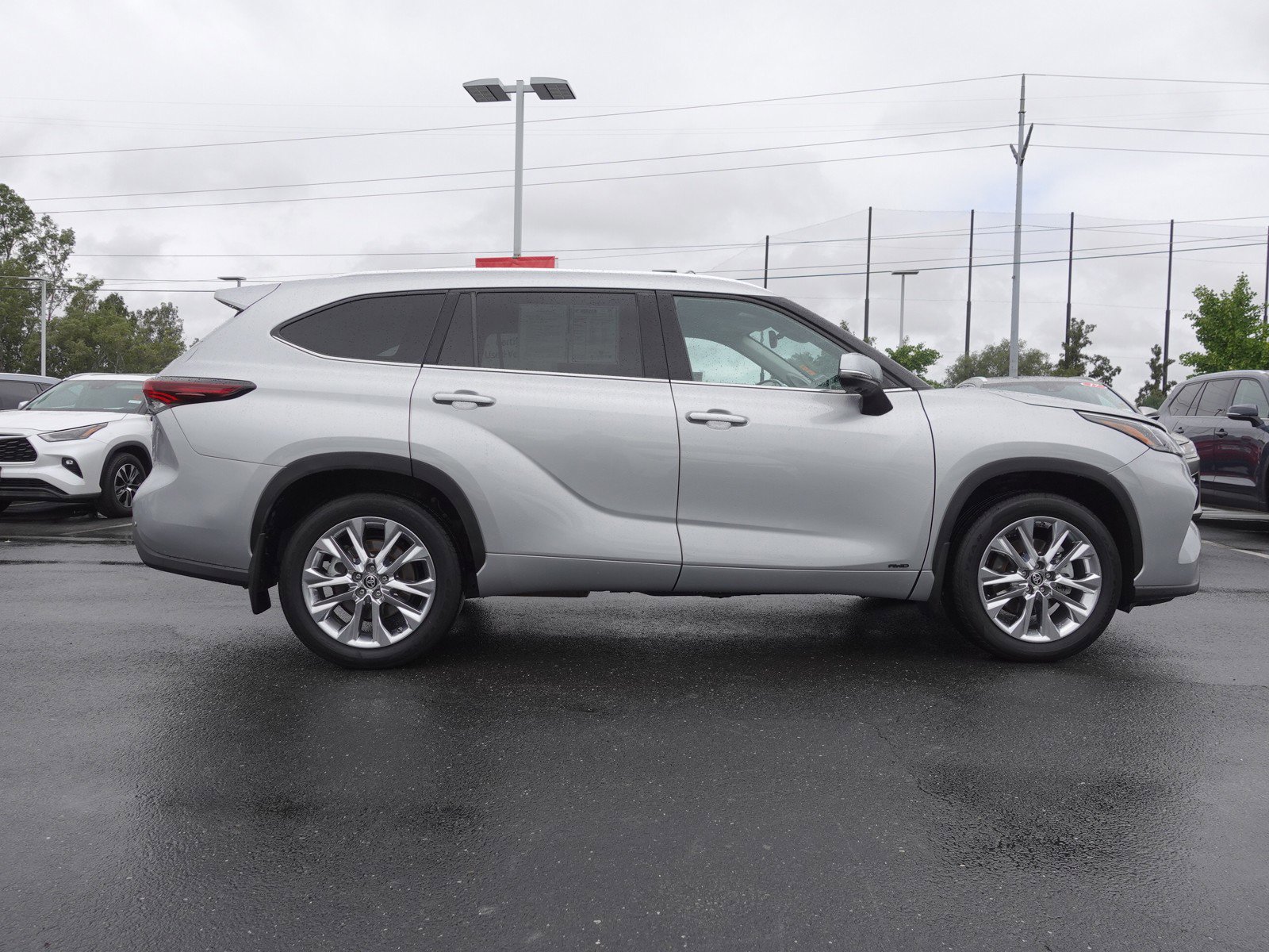 2024 Toyota Highlander Hybrid Limited photo 2