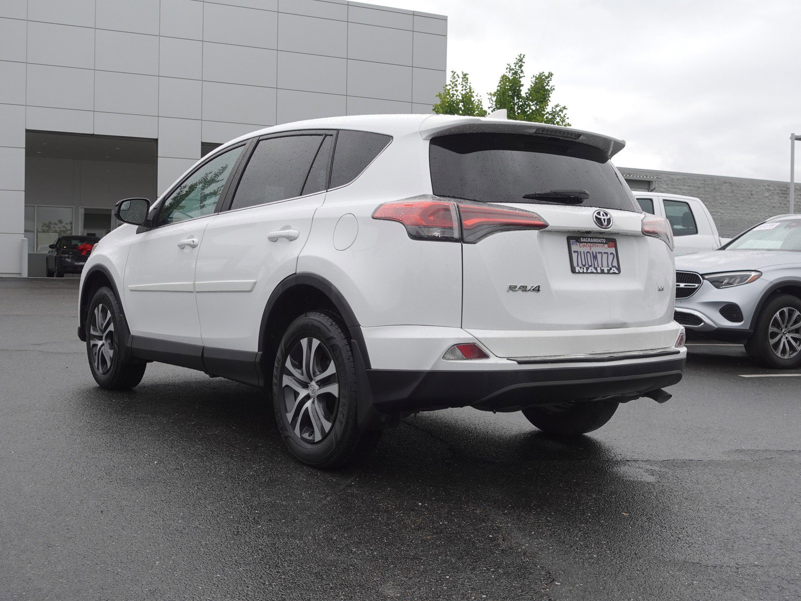 2017 Toyota RAV4 LE photo 5