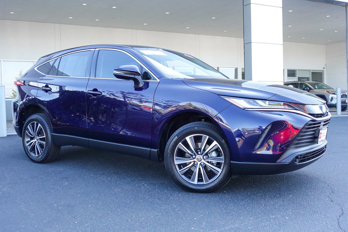 2023 Toyota Venza LE photo 2