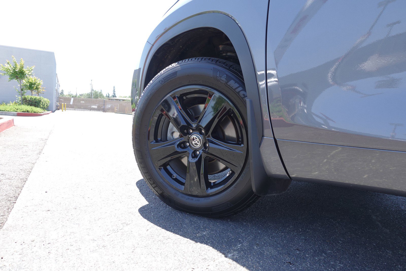 2025 Toyota Highlander LE photo 3