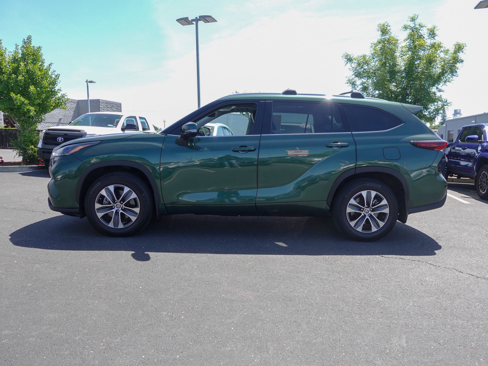 2024 Toyota Highlander XLE photo 6