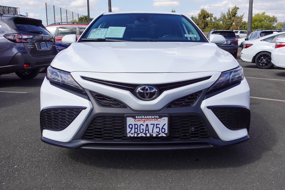 2022 Toyota Camry SE photo 2