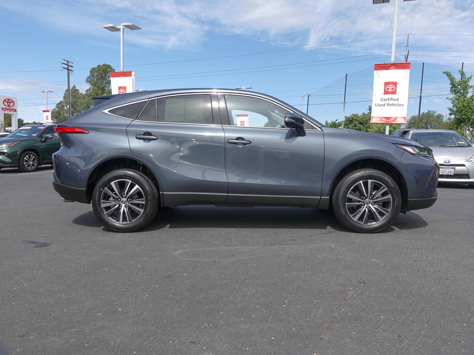 2024 Toyota Venza LE photo 2