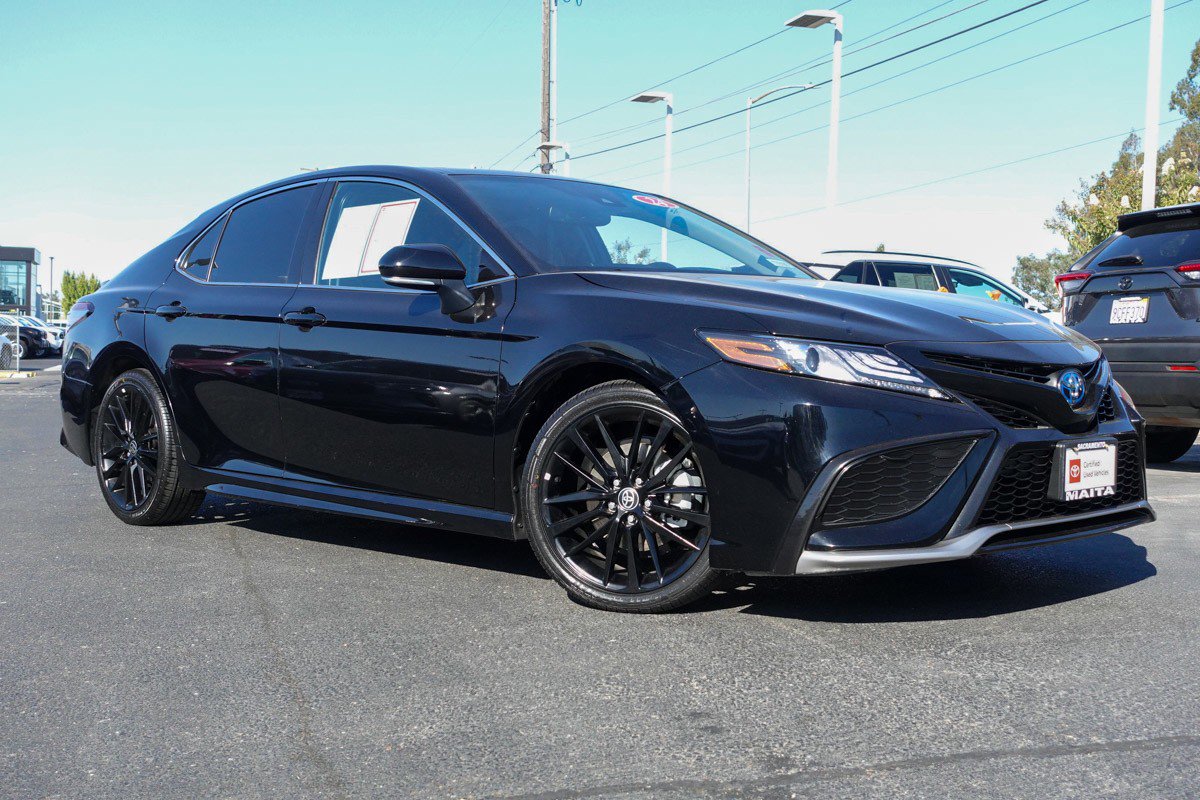 2024 Toyota Camry Hybrid XSE photo 2