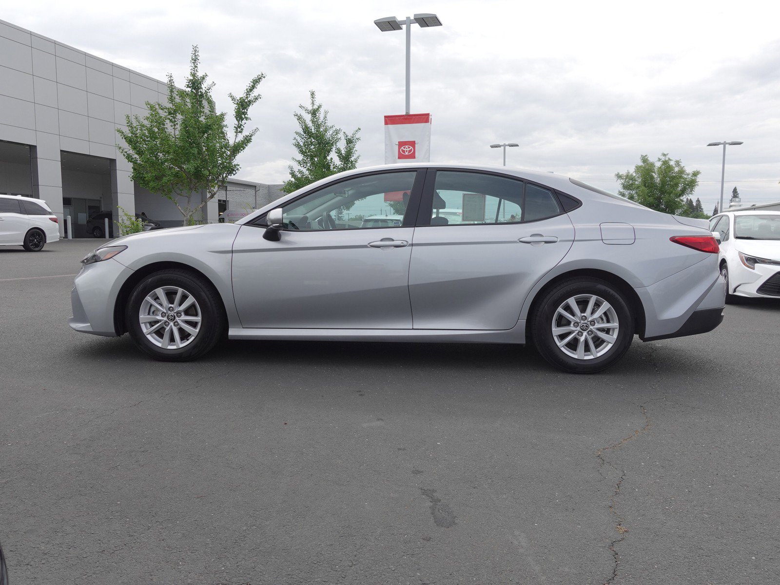 2025 Toyota Camry LE photo 6