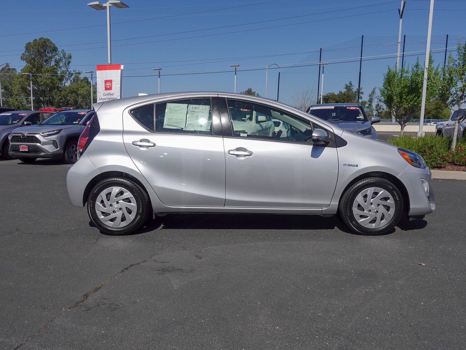 2016 Toyota Prius c One photo 2