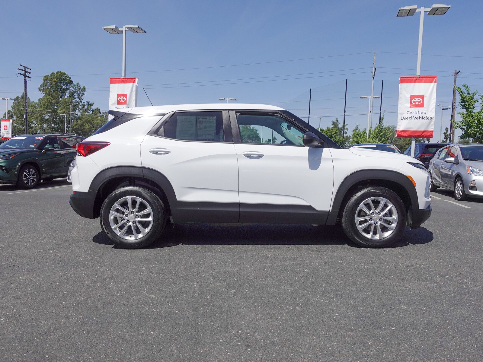 2025 Chevrolet Trailblazer LS photo 2