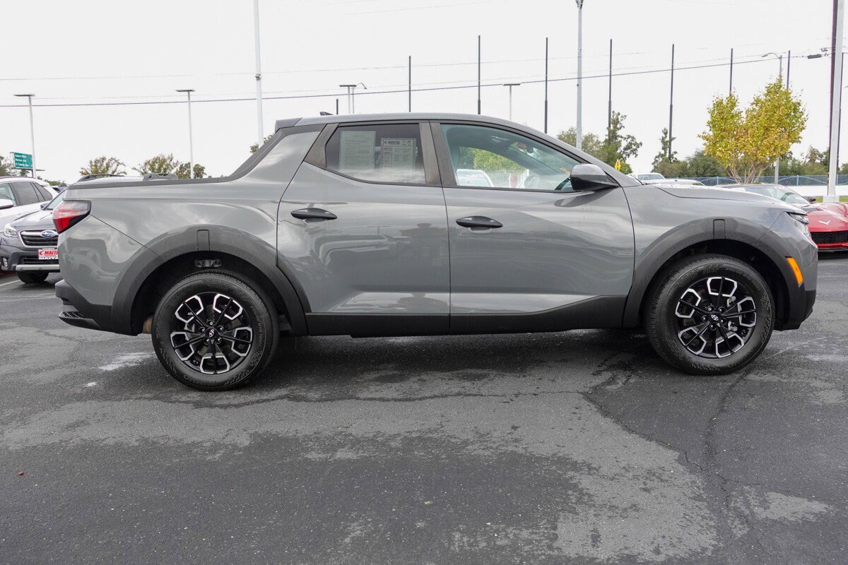 2024 Hyundai Santa Cruz SE photo 2