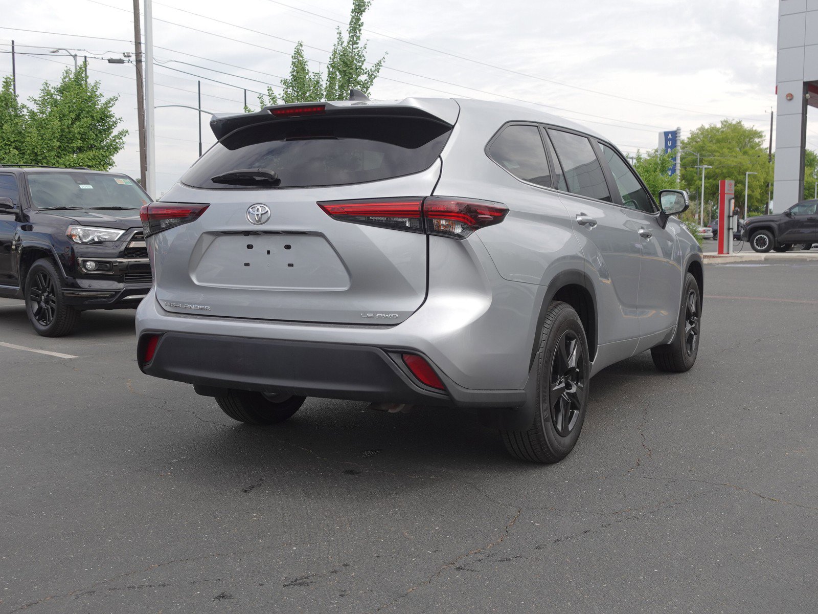 2024 Toyota Highlander LE photo 3