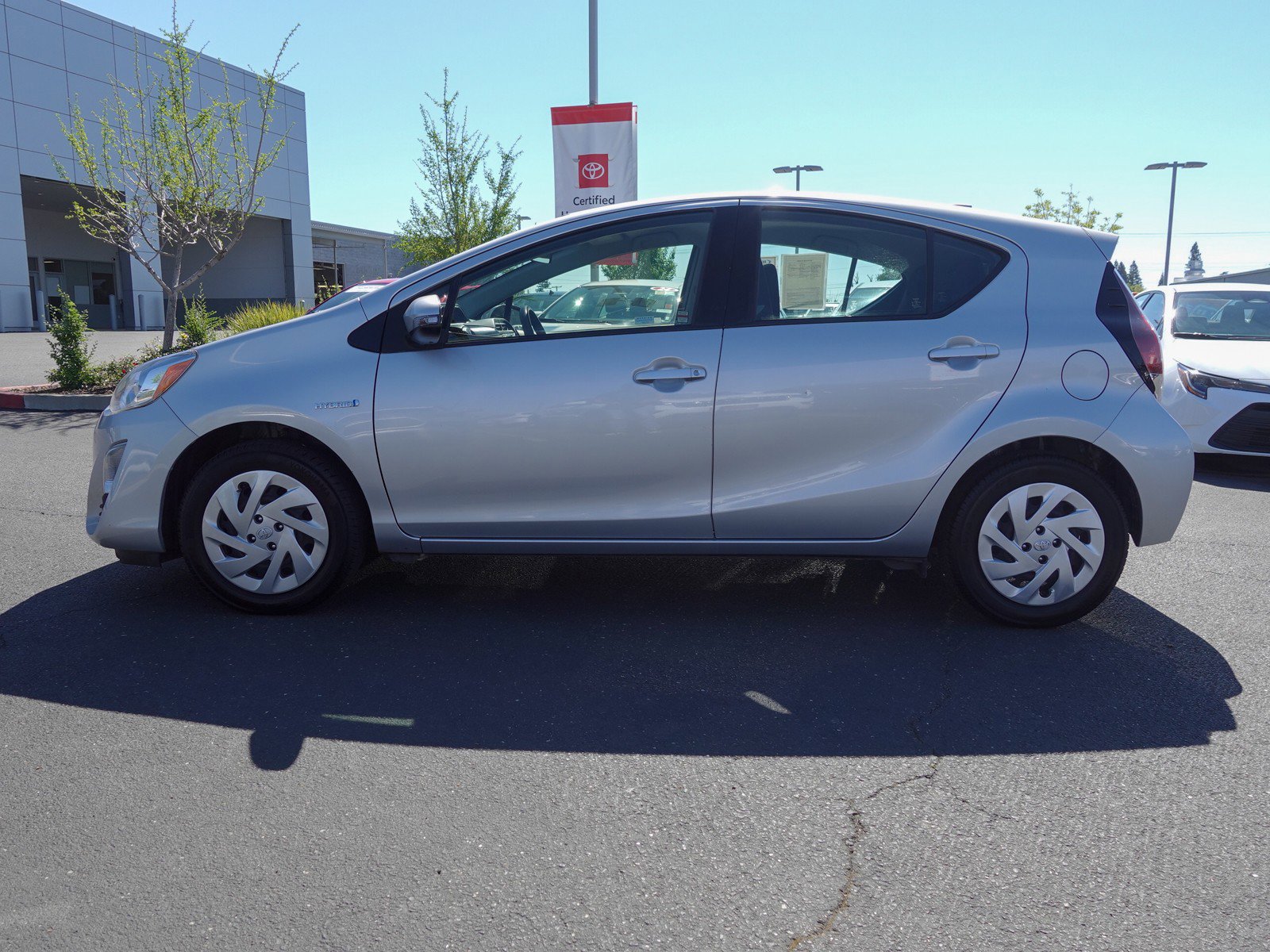 2016 Toyota Prius c One photo 6