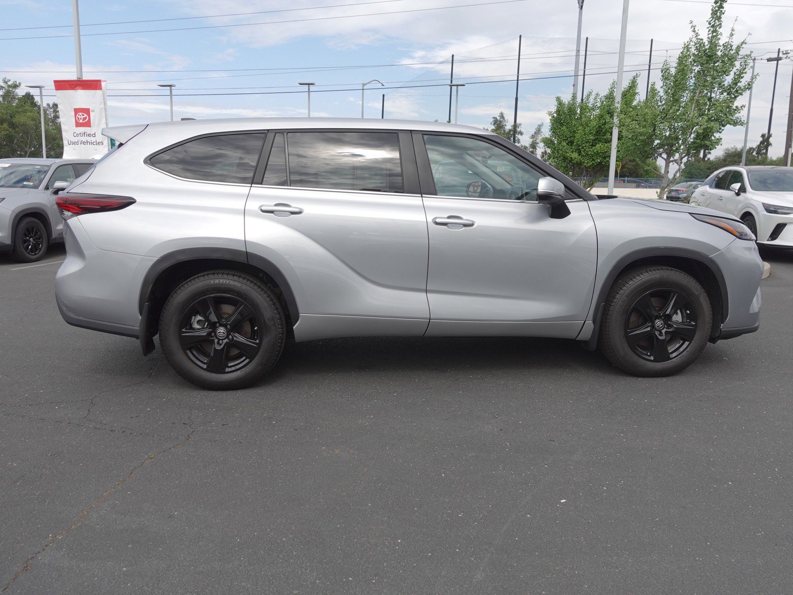 2024 Toyota Highlander LE photo 2