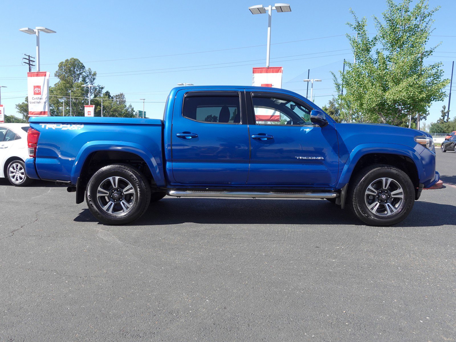 2017 Toyota Tacoma TRD Sport photo 2