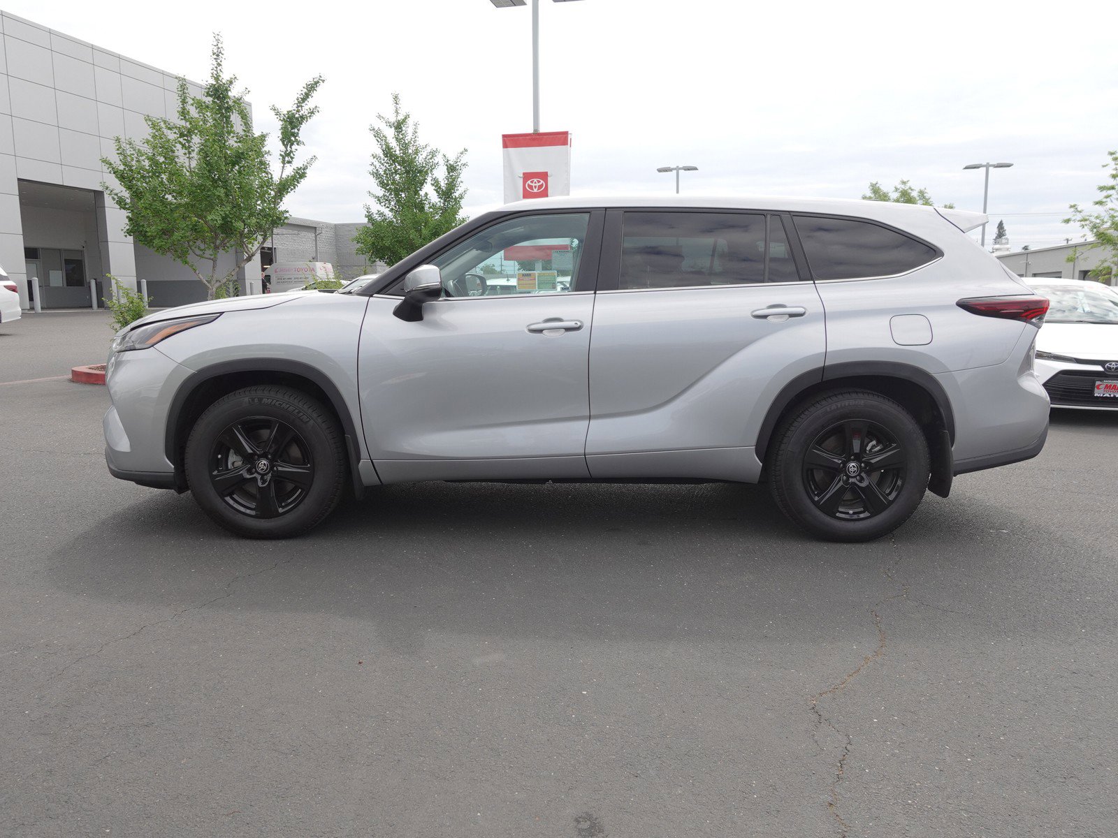 2024 Toyota Highlander LE photo 6