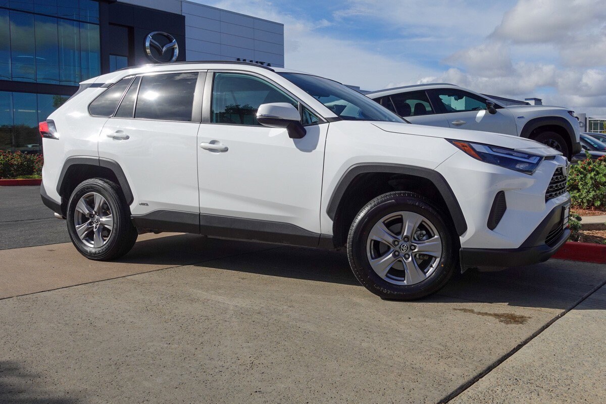 2024 Toyota RAV4 Hybrid XLE photo 4