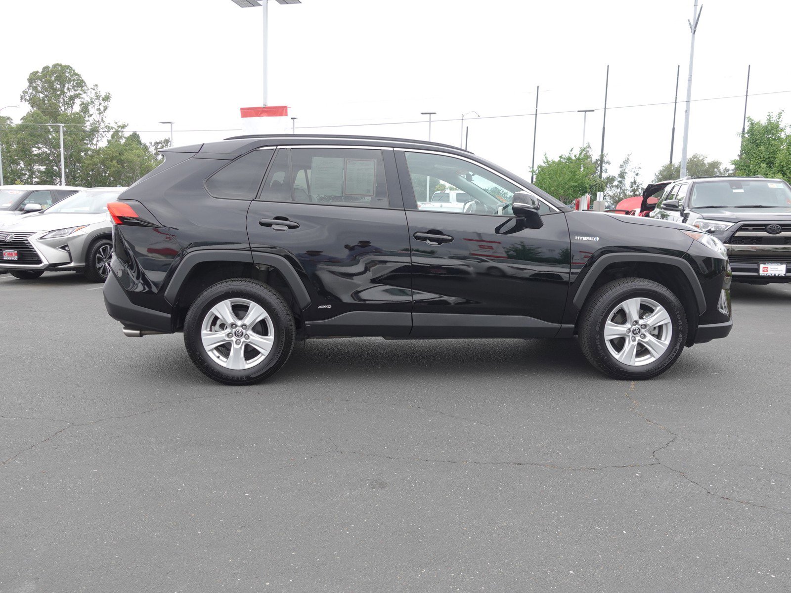 2021 Toyota RAV4 Hybrid XLE photo 2