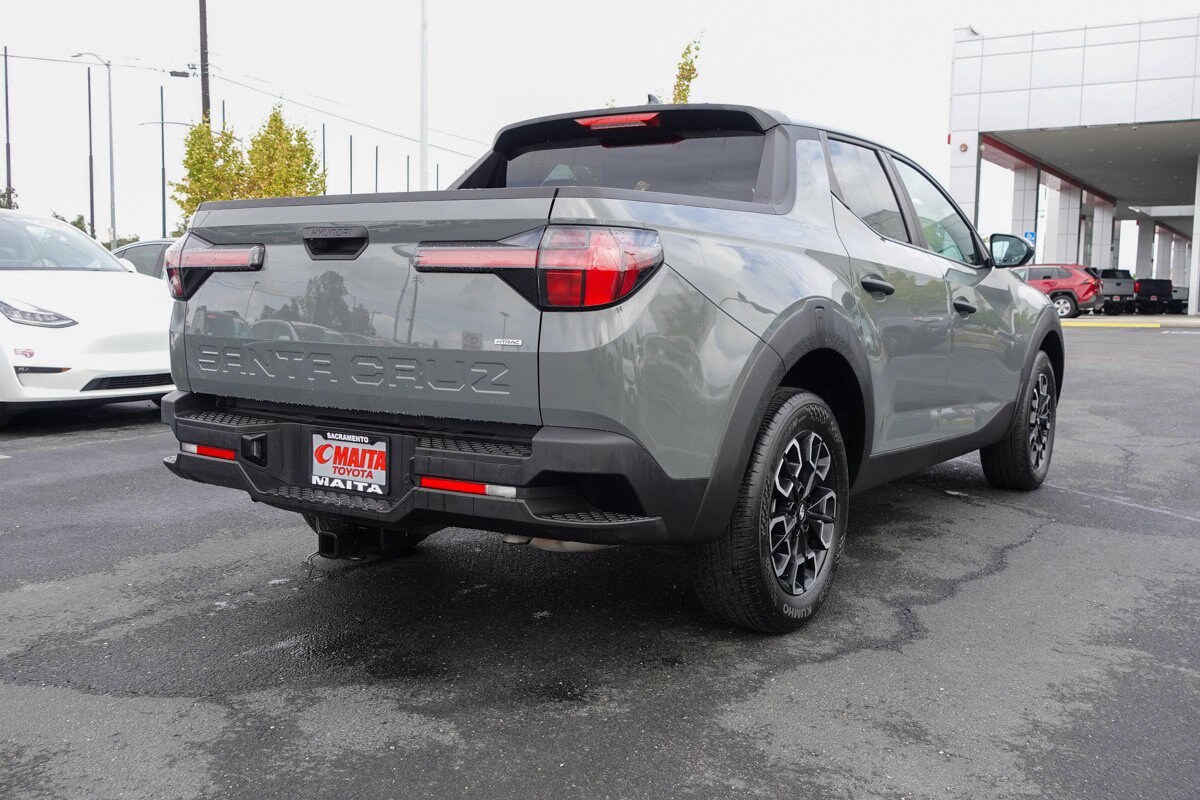 2024 Hyundai Santa Cruz SE photo 3
