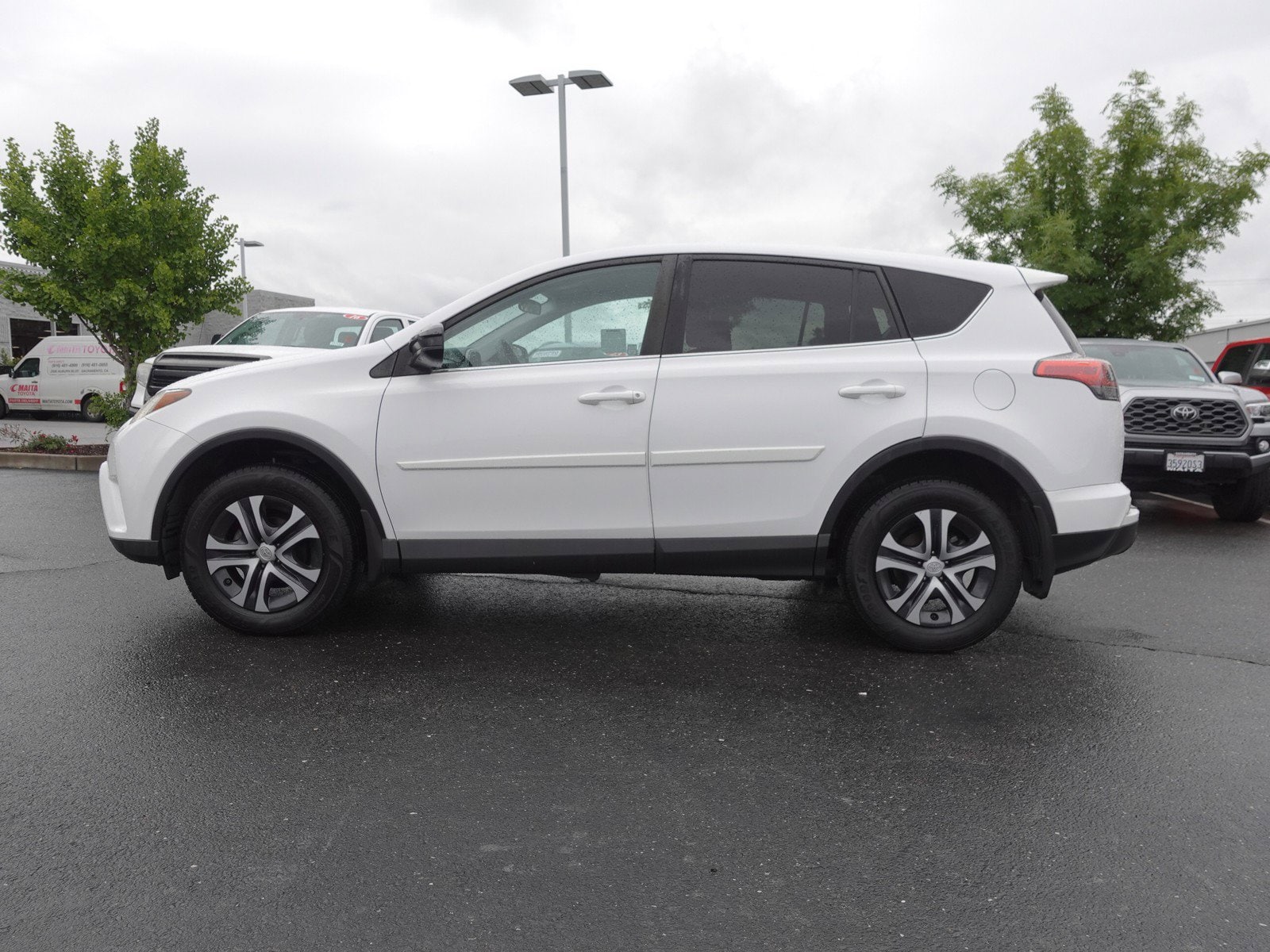 2017 Toyota RAV4 LE photo 6